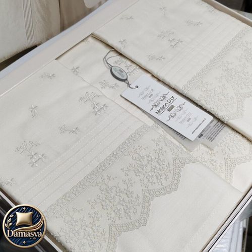 Постельное белье  Maison D`or Jndila Simone Cream, Универсальный, Европейский, На пуговицах, 200х220 см 1шт;, 240х260 см 1шт;, 50х70 см 4шт; 45х45 см 1шт;, Сатин, Узоры, С кружевом, Хлопок 100%, Фирменная упаковка, Турция